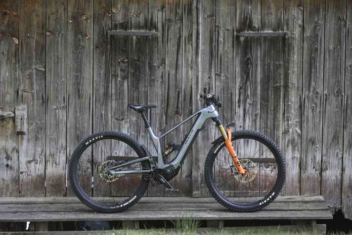 The endurance test bike: Bulls Vuca Evo AM 2 // Pinion MGU // 720 or 960 Wh // 150/150 mm // 29 inch // 26.29 kg (with 960 battery, BIKE measurement) // 8699 euros.