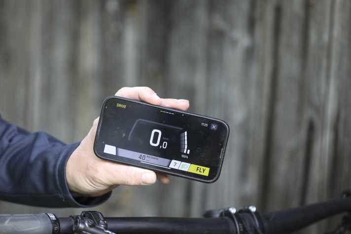 With the reduced display, the Fit app's ride screen is worth its weight in gold. The mobile phone can be easily parked on the stem using the SP Connect cover.