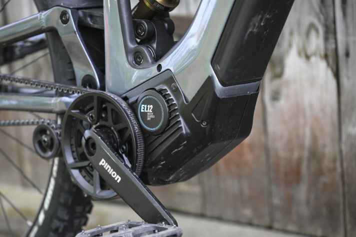 The MGU E1.12 is an electric motor with an integrated twelve-speed gearbox. With 85 Newton metres and 600 watts at its peak, it is on a par with Bosch and the like, and the integrated gearstick works absolutely wear-free.