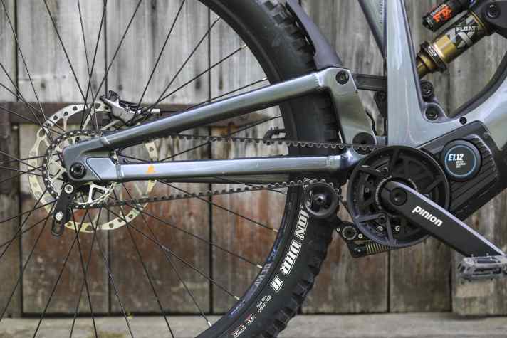 Ein Spanner sorgt dafür, dass der Riemen immer unter Zug steht. Ohne exponiertes Schaltwerk hinten dürfte das Gesamtsystem deutlich weniger defektanfällig sein.