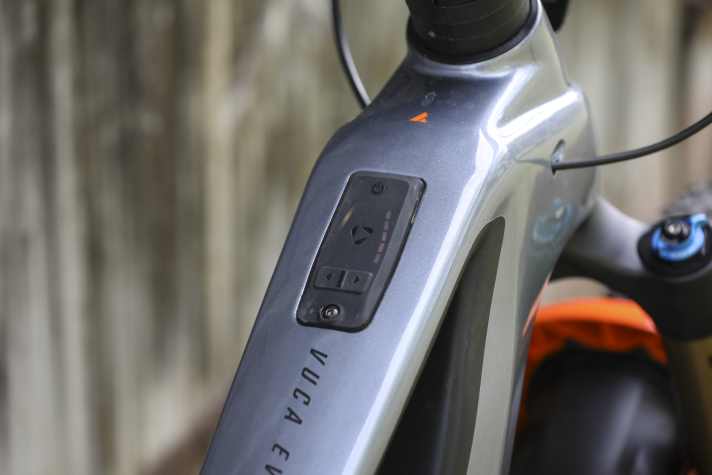Instead of a classic display, there is only an LED screen on the top tube. The display could be a little brighter.