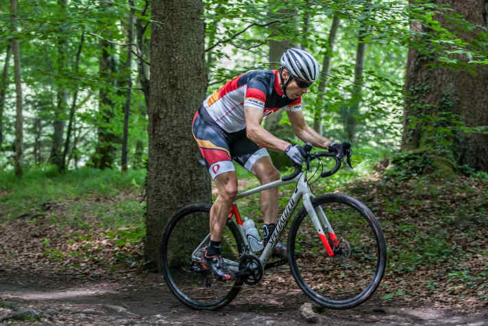Gravel-Fahrtechnik bei Hindernisse: Zuerst das Gewicht nach hinten verlagern und den Lenker nach oben ziehen, um das Vorderrad in die Luft zu bekommen.