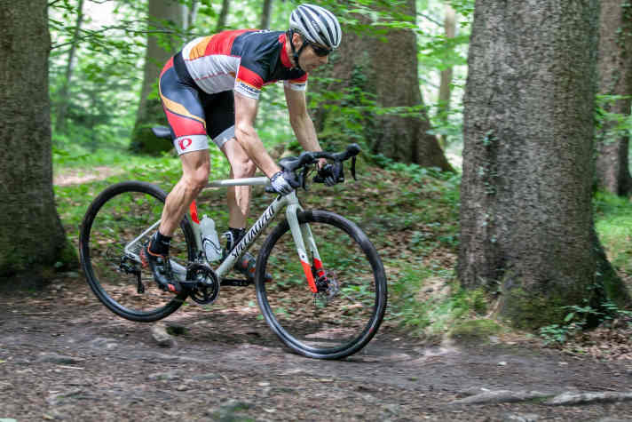 Gravel riding technique: For smaller obstacles and slow speeds, you can simply pull the rear wheel.