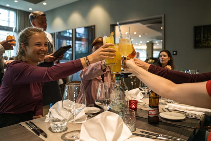 Prost, Mädels! Die Getränke gehen natürlich aufs Haus.