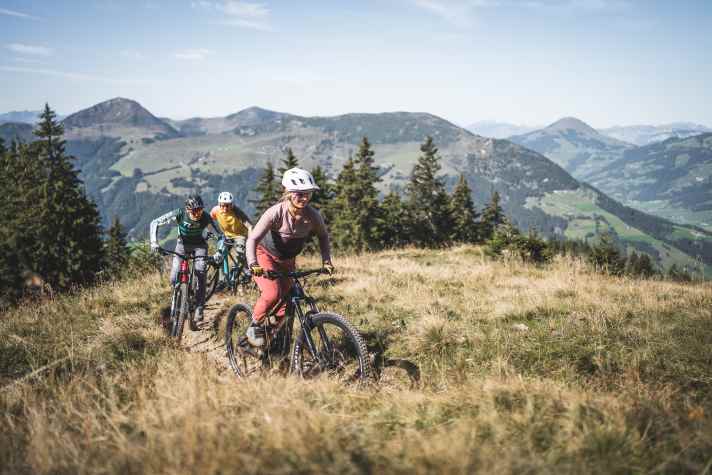 The enduro bikes in this test group weigh an average of 16.5 kilos. Thanks to the predominantly steep seat angle, they still climb quite comfortably in a steady pedal stroke.