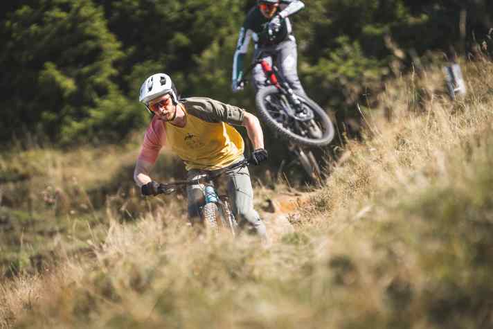 Raue Trails erfordern ein schluckfreudiges Fahrwerk und eine laufruhige Geometrie. Radon, YT und Dartmoor liefern die besten Fahrwerke.