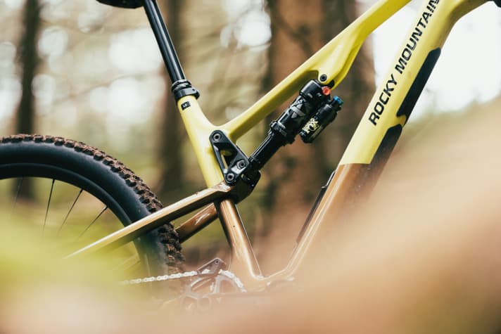 The new Instinct does away with the replaceable upper shock mount. Instead, the shock absorber is usually bolted directly to the carbon frame. This means that the Instinct can no longer be transformed into an enduro bike with more suspension travel.