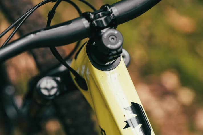 The picture shows the Instinct with a neutral offset headset. However, the scope of delivery also includes eccentric headset shells, which can be used to lengthen or shorten the reach by five millimetres, depending on the position.