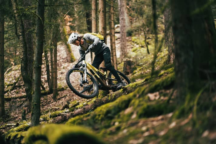 Unser Testfahrer und Model Thomas Weschta spult die ersten Trail-Kilometer auf unser Test-Bike Instinct Carbon 70.