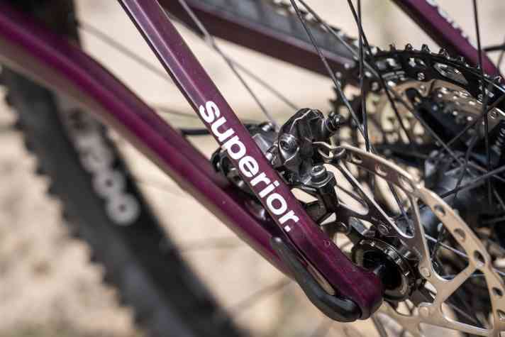 Brief superficial criticism: The slim carbon frame certainly looks good. On closer inspection, however, the sometimes uncleanly glued Superior logos spoil the overall picture.