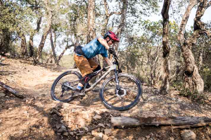 The Ninety-Six is Merida's current race fully platform with 100 millimetres of suspension travel and 29er wheels. The versions without the RC abbreviation are aimed more at sporty touring riders or down-country bikers. Our test bike is no exception.