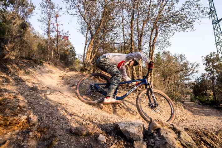 Dank des Gewichtsvorteils tänzelt das Koba förmlich durch leichtes Gelände und sorgt für ein angenehm spritziges Fahrverhalten. Kleine Tricksereien gehen locker von der Hand und Bunnyhops gelingen mit Leichtigkeit.
