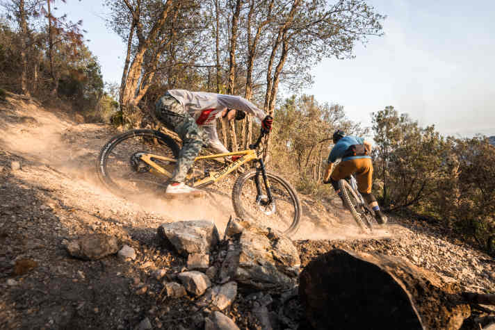 As soon as gravity has a hand in the downhill, there are no limits on the Highlander II. No trail seems too steep and no high-speed passage too fast. Only when cornering tightly does the smooth-running Deviate require a little more physical effort.