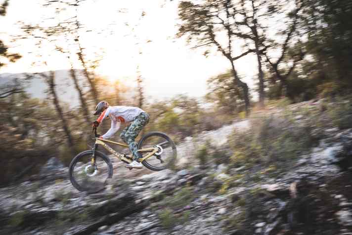 Wer sich traut, mit Mach 3 in den Trail zu ballern, kann auf dem langen und flachen Bike extrem schnell zu Tale schießen. Das Hinterrad klebt satt am Boden und die langen Kettenstreben sorgen in Highspeed-Passagen für ICE-Feeling.