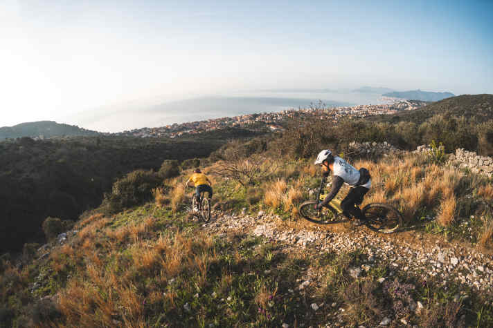 The trails on the coastal slopes of Finale and Pietra Ligure are the perfect playground for an all-mountain bike like the Rocky Instinct C70.