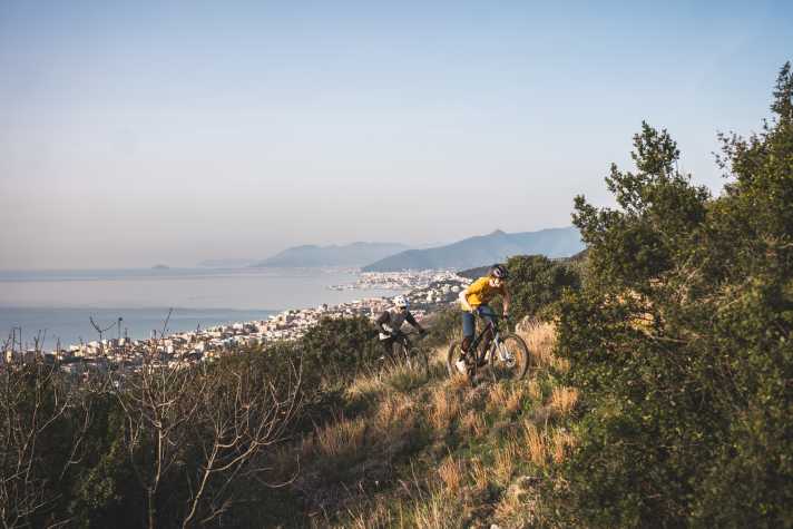 Das Fahrwerk hat nicht viel mit dem straffen Fahrgefühl vieler Down-Country-Bikes gemein, sondern hält kleine wie große Schläge zuverlässig vom Fahrer fern. Die Kehrseite: spürbares Wippen im Wiegetritt.