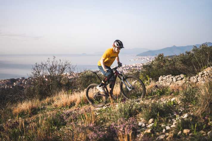 The Superior masters undulating trails and short counter-climbs literally with ease. With a total weight of just 12.8 kilos, it belongs to the light clique in the 130 millimetre league despite its heavy aluminium wheels.