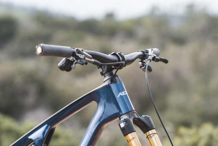 Als Basis für das Fliegengewicht dient ein schlankes Carbon-Chassis mit einem einfachen Viergelenk-Hinterbau. Auf Details wie ein Staufach oder zusätzliche Montagepunkte verzichtet Koba aus Gewichtsgründen. Einziges Schmankerl: die Kabelintegration im Steuersatz.