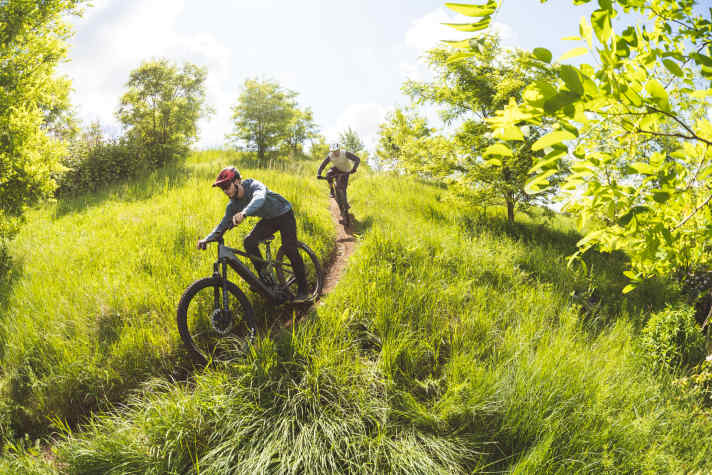 Trails können das Cube Stereo Hybrid 140 TM nicht schocken. Bei gemäßigter Gangart fühlt es sich allerdings wohler, als im extremen Gelände.