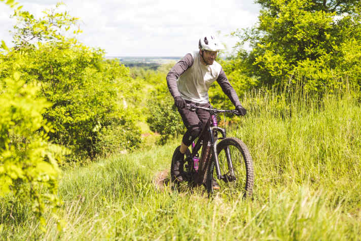 Super kontrolliert klettert das Flyer technische Passagen empor. Motor, Traktion, Position – hier stimmt alles. Kein anderes Bike im Test ist im Uphill so souverän.