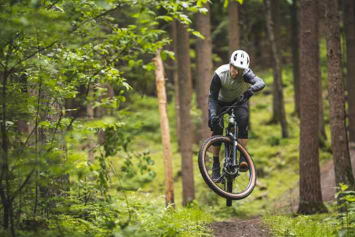 With balanced handling, the Trek Rail 7 invites you to play around on the trail.
