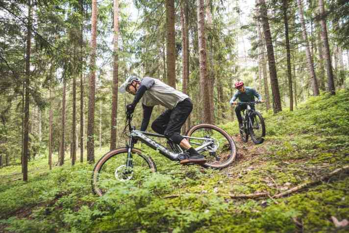 Ausgewogenes Handling und eine gute Heckfederung: So fühlt sich das Rail 7 auf Trails recht wohl.