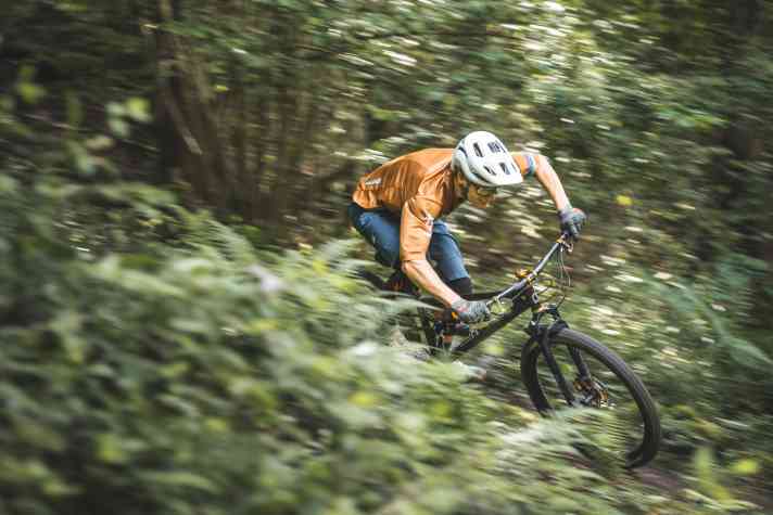 Während der Tests mit dem Starling stellte sich schnell heraus: Das Bike ist für ein Downcountry-Bike zwar schwerer als erhofft, dafür aber spaßiger als gedacht. Im Bild scheucht Test-Redakteur Jan Timmermann das Mini Murmur durch den Trail-Park Eberbach.
