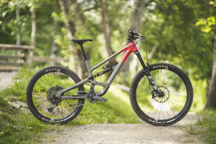YT Industries Capra Uncaged 10 CF: 16,5 kg / 170/170 mm / 29/27,5" / 3499 Euro / Carbon.