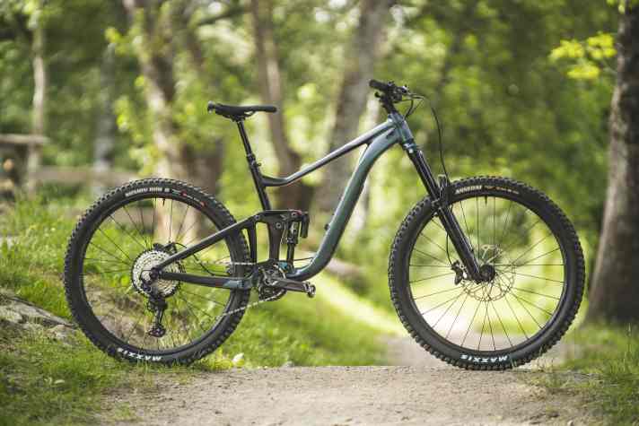 The 3999 euro Giant weighs in at 16.8 kilos. The aluminium frame offers 170/160 millimetres of suspension travel.