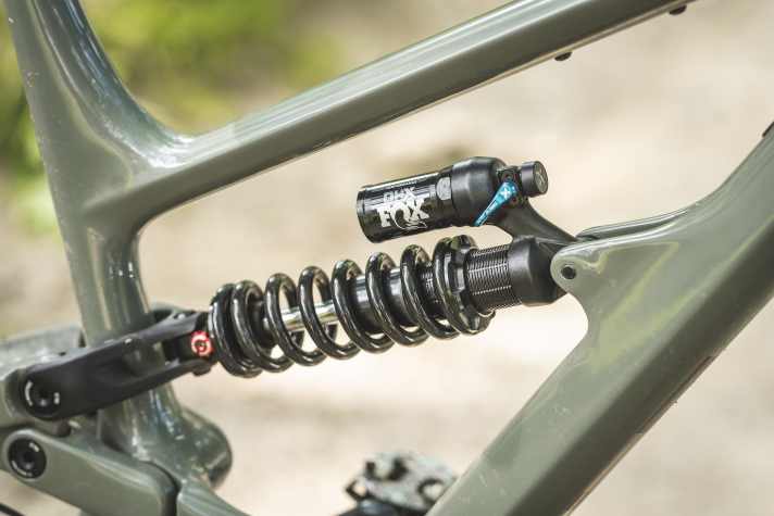 The steel spring shock absorber in the rear works first-class, even if we would have liked a softer spring than the installed 450 with a rider weight of 70 kilos.