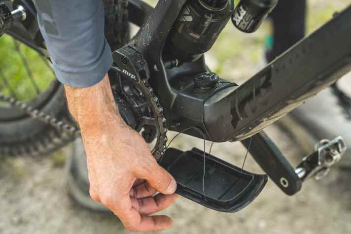 A small storage compartment is located in front of the bottom bracket and is secured with a twist lock. Functional and lightweight, but somewhat fiddly to use.