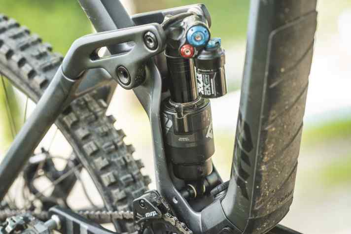 The Fox Float X2 shock is used in all three model variants and nestles into the seat tube, well protected from dirt.