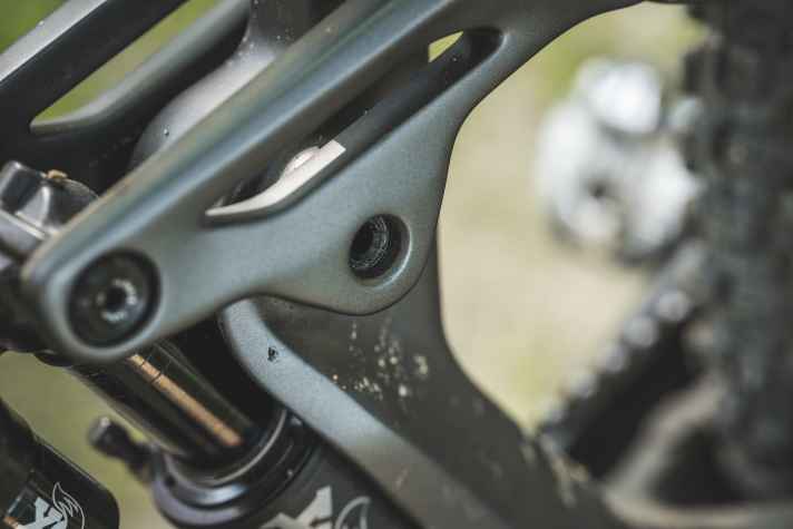 It looks as if the bolt in the rocker is too short. According to Radon, however, there are enough threads.