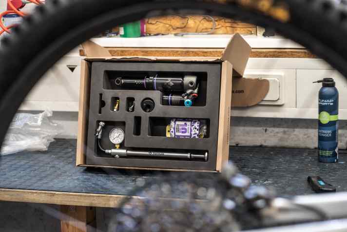 Die CTS-Ventile, um die Druckstufe des Dämpfers einzustellen, gehört zum Lieferumfang. Preis: 790 Euro.