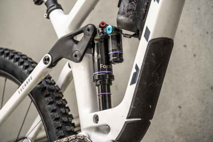 Der Frequenz-SAG-Indikator soll eine schnelle visuelle Orientierung bei der Einstellung des Luftdrucks ermöglichen. Nach einem Jahr im Dauereinsatz müssen wir aber sagen: Eine Anzeige mit konkreten Prozent-Angaben, wie man sie bei Rockshox findet, wäre uns lieber gewesen.