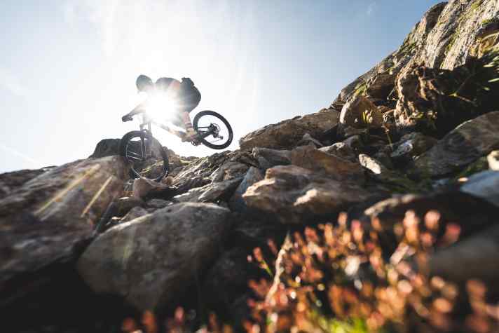 If you, like our photo rider Lucas, jump into rock gardens, you have to be careful. Because if you shoot into rougher terrain, the progressive rear suspension bucks and forces the rider to get into the irons. The Scor only releases the entire suspension travel when it rumbles properly.