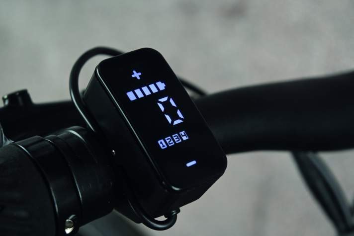 Handlebar display: Readability, robustness and cable routing are inadequate.