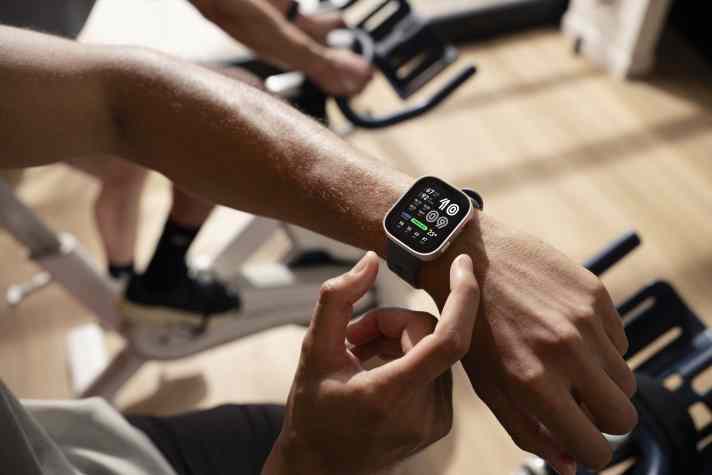 L'Amazfit Bip Max prend en charge 150 modes sportifs, dont la marche, le jogging, le vélo et la natation.
