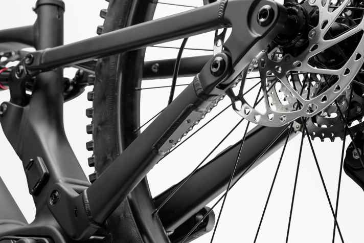 Unterstreicht die Allround-Auslegung des Cannondale Moterra: Montagepunkte für einen Seitenständer und Gepäckträger.