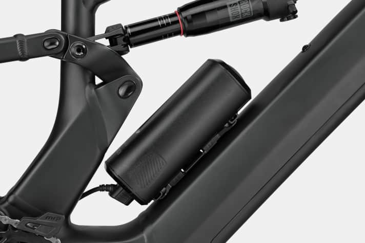 To increase the range, the 250 Wh range extender can be clicked onto the down tube.