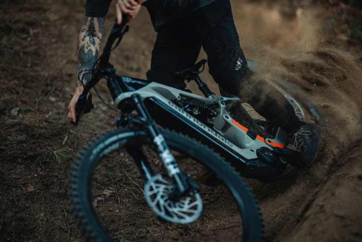 On the LT, Cannondale shortens the chainstays to 445/450 millimetres for more agile handling.