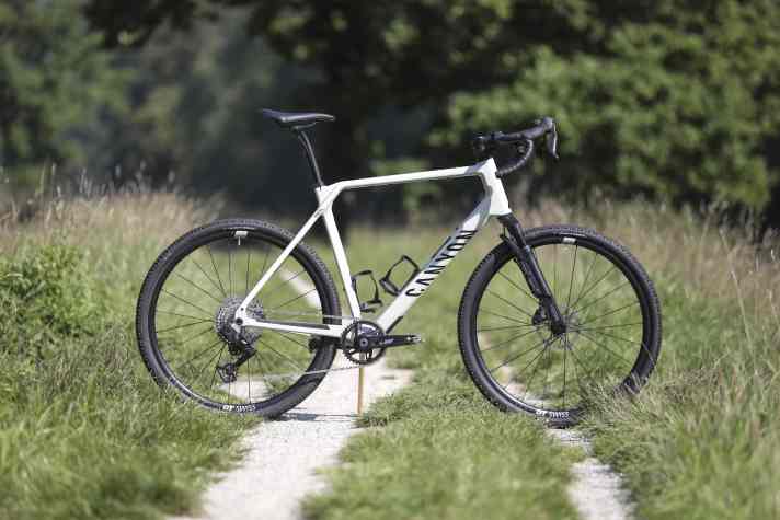 Die Gravel-Federgabel von DT-Swiss hat uns im Test besonders überzeugt. Zu kaufen gibt es sie aktuell nur in den Gravelbikes von Canyon, wie diesem Grizl.