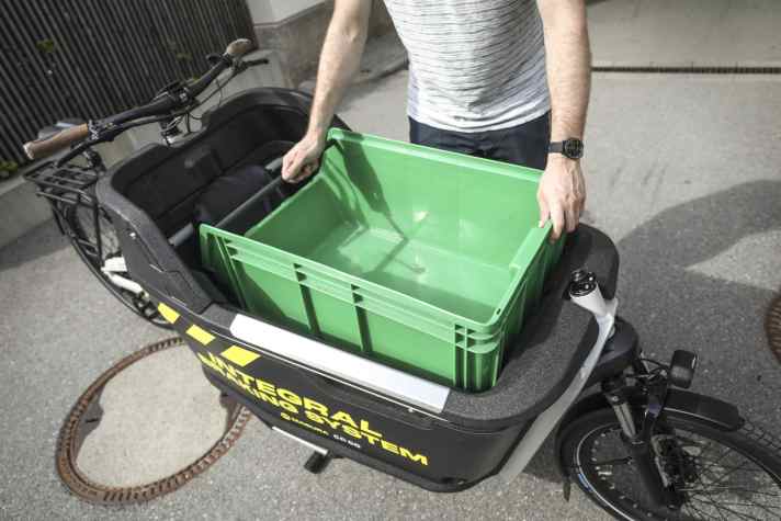 Auch große Kisten passen in den Frachtraum. Bis zu 225 Kilogramm Gesamtmasse sind zugelassen.