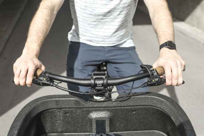 With IBS, you only need the right brake lever to decelerate powerfully in any situation. For legal reasons, however, the other brake lever must also remain on. If you pull both levers at the same time, they influence each other's pressure point. A little unusual.