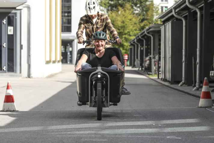 This is not what the bike is actually designed for, but even an adult passenger in the front of the box hardly upsets the CaGo. Load limit in the box: 70 kilograms.