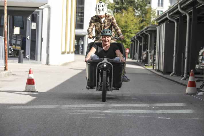 Je nach Zuladung kann sogar ein leichter Erwachsener vorne mitfahren. Gedacht ist die Cargo-Box aber eher für Kids und Lasten.