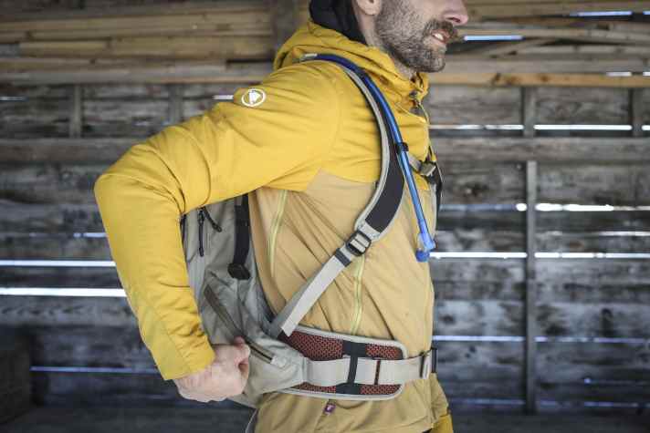 In die großen Taschen an den Hüftflossen passt alles, was schnell zur Hand sein muss - auch ein großes Smartphone.