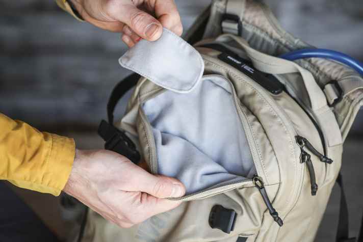 In das weich gepolsterte Frontfach passt auch eine Goggle. Ein kleines Putztuch gibt es ebenfalls.