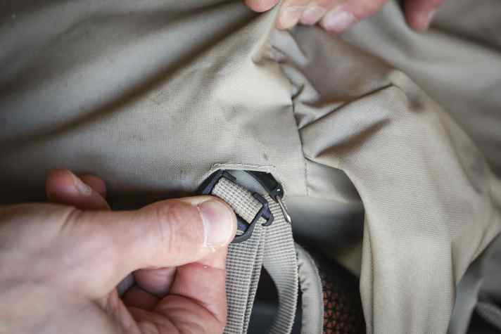 Die Öffnung im Rucksackboden ist zum Verstauen der Haken viel zu eng.