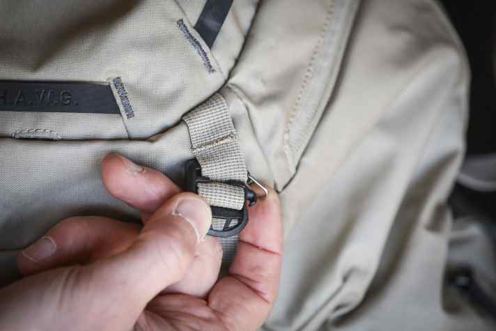 Die Haken der Protektoren-Gurte haben eine kleine Sicherung, sind aber umständlich zu bedienen.